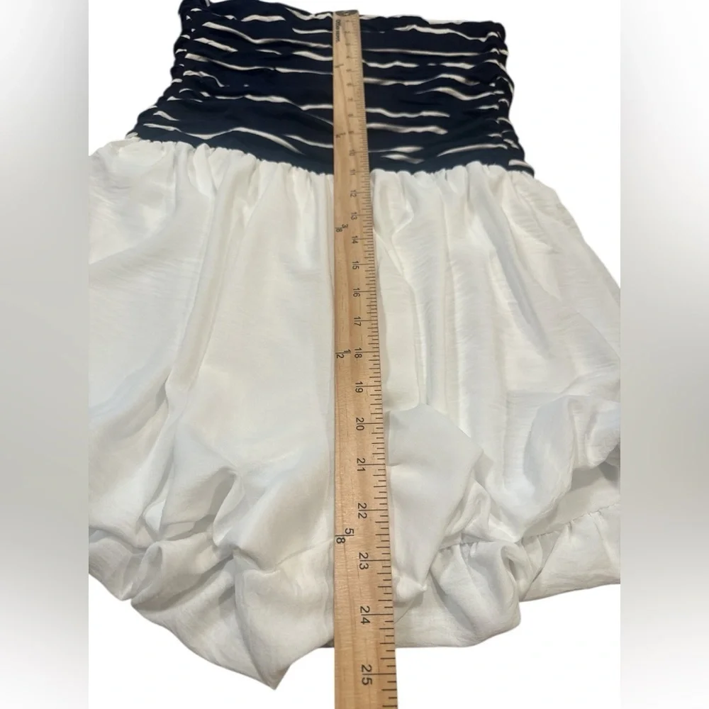 Gilli Romper Size Medium Navy Blue White Striped Pull On Bubble Hem Shorts - Picture 14 of 14
